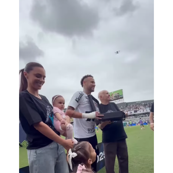 Bruna Biancardi e as filhas de Neymar, Mavie, Mel e Helena, estiveram ao seu lado durante a homenagem recebida por Pepe
