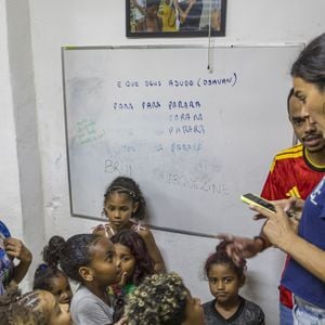 Em comemoração aos 31 anos, Bruna Marquezine escolheu passar o dia na Casa Amarela Providência, projeto sociocultural localizado no Morro da Providência. Acompanhada de Shawn Mendes, a atriz destacou a importância de apoiar iniciativas voltadas à educação, à cultura e ao impacto social