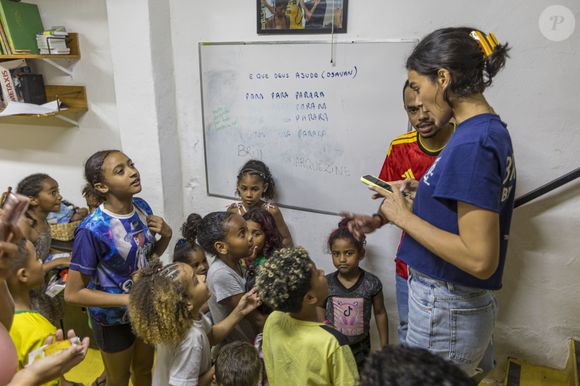 Em comemoração aos 31 anos, Bruna Marquezine escolheu passar o dia na Casa Amarela Providência, projeto sociocultural localizado no Morro da Providência. Acompanhada de Shawn Mendes, a atriz destacou a importância de apoiar iniciativas voltadas à educação, à cultura e ao impacto social