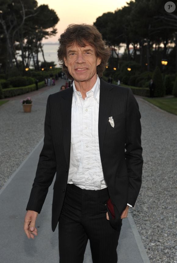 Segundo vizinhos, Mick Jagger é simples e tranquilo e sempre fala em francês nos arredores do castelo