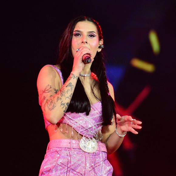 Ana Castela canta: ‘‘Cê deve ser casado, ter três filhos / No interior de sei lá onde / Ou vai sumir no mundão/ Depois de tirar uma moto no meu nome’