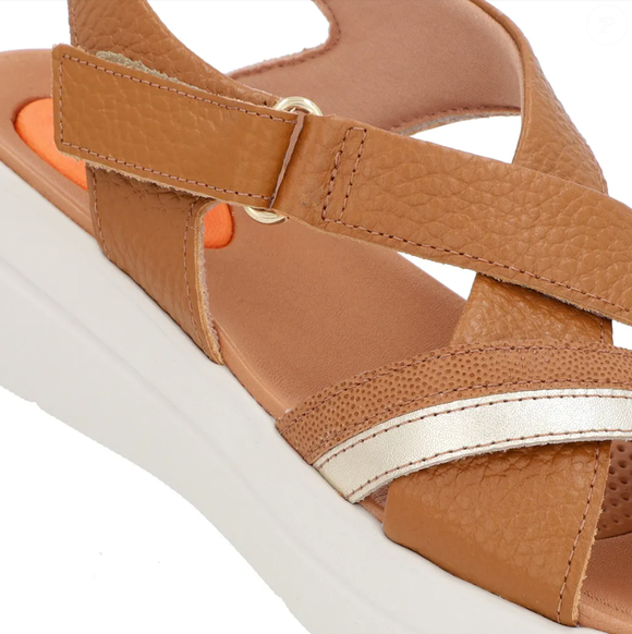 Sandália Papete Marrom Couro Fecho-Flex da Usaflex tem parte superior com design cruzado, e está custando R$ 199,99 no site oficial da marca.