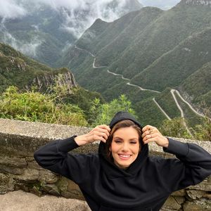 Em viagens ou momentos íntimos, Camila Queiroz dispensa maquiagens e, quando passa, é o mínimo