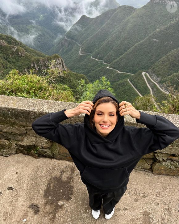 Em viagens ou momentos íntimos, Camila Queiroz dispensa maquiagens e, quando passa, é o mínimo