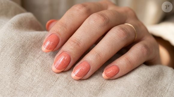 A francesinha coral ganha uma dose extra de sofisticação com esmalte de brilho, criando uma manicure que combina o destaque da cor com um acabamento luminoso