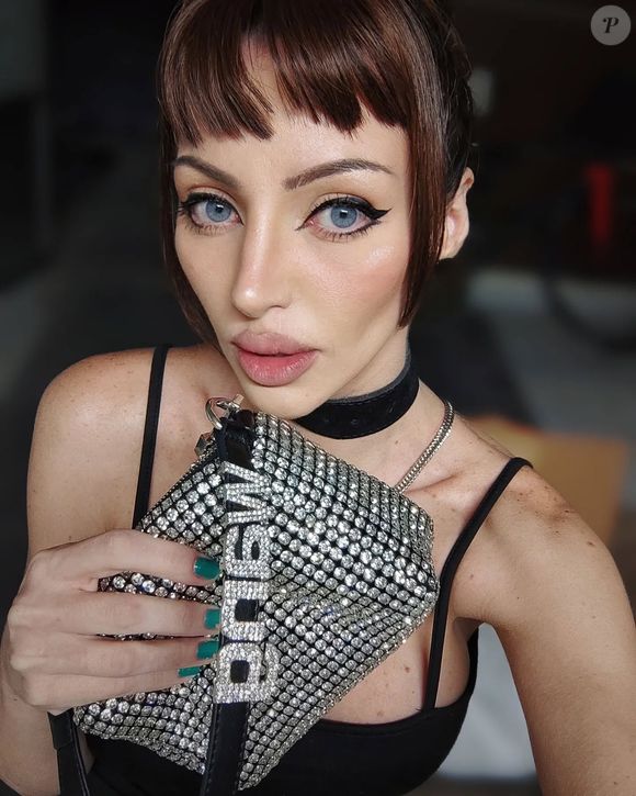 Bárbara Jankavski impressionava com um rosto super diferente do início