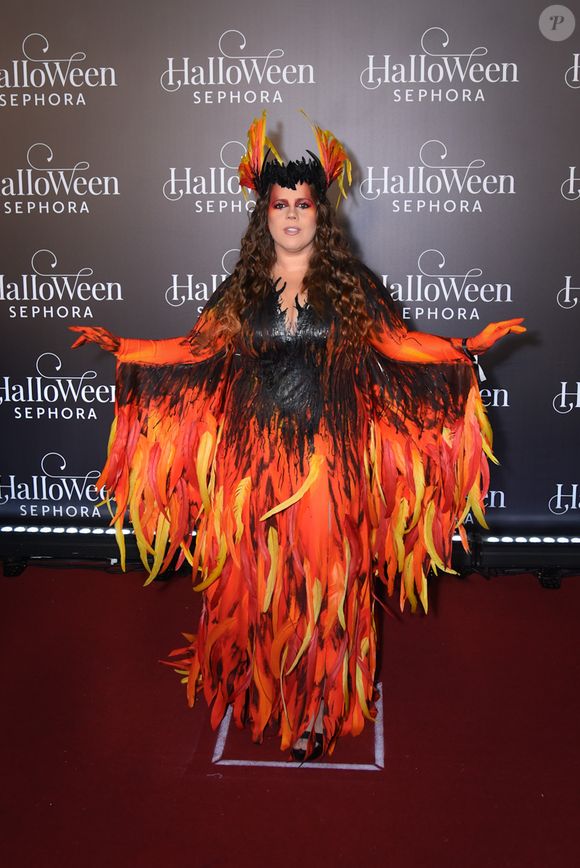 Tati Machado encarnou uma fênix em fantasia de Halloween para Baile da Sephora 2025
