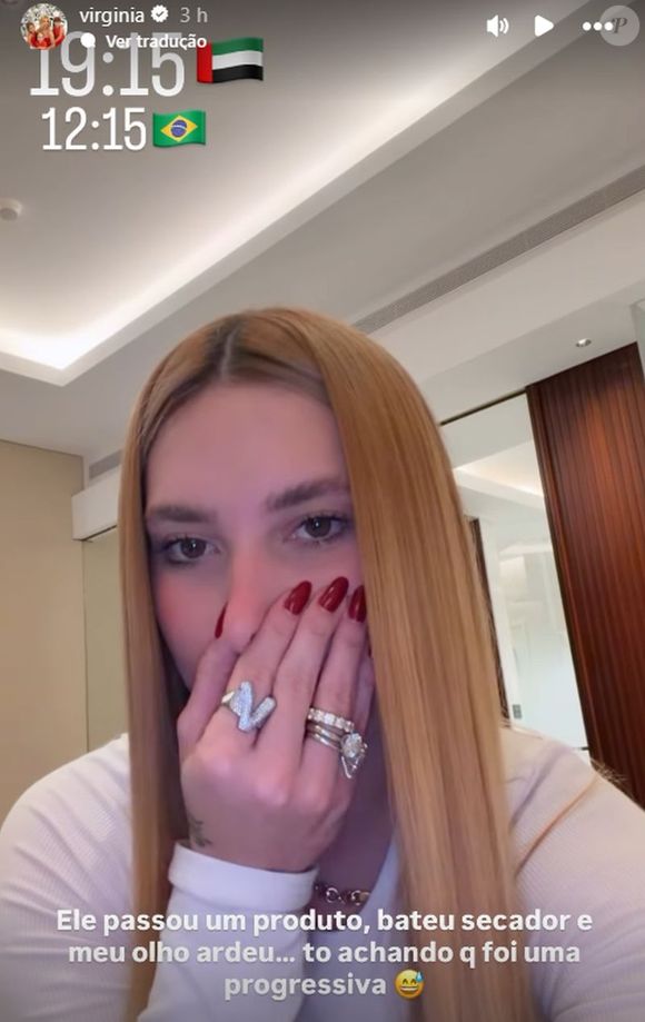 Sem dominar o inglês, ela relatou que buscou um salão de beleza para lavar o cabelo e fazer apenas uma hidratação simples, mas acredita ter passado por um procedimento diferente do que pediu