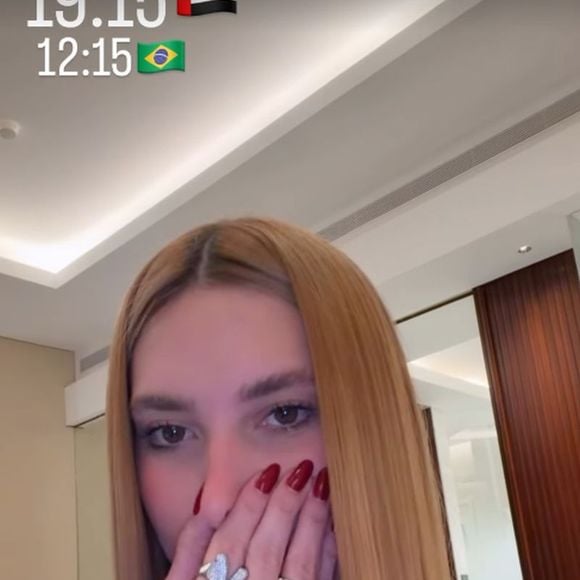 Sem dominar o inglês, ela relatou que buscou um salão de beleza para lavar o cabelo e fazer apenas uma hidratação simples, mas acredita ter passado por um procedimento diferente do que pediu