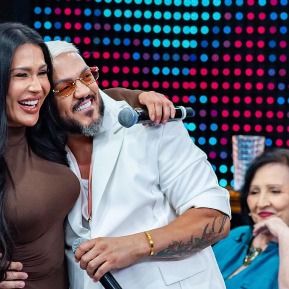 A plateia foi ao delírio e pediu um beijo de Belo e Gracyanne Barbosa