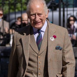 Segundo informações da BBC, o rei Charles III foi informado sobre os planos de mudança de Harry e Meghan no domingo, 16 de agosto, e recebeu a notícia de forma positiva, vendo uma oportunidade de conviver mais com os netos em um contexto privado