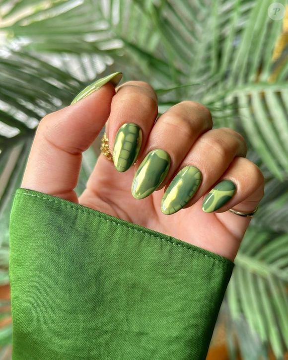 Minimalista, clean e trendy: aposte no verde matcha nas unhas
