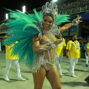 Com Lexa fora do carnaval 2025, Juliana Alves pode ser sua substituta no desfile da Grande Rio - na foto, atriz no desfile de 2018