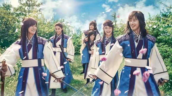 'Hwarang': jovens guerreiros de elite do Reino de Silla treinam para proteger o trono, mas acabam envolvidos em intrigas políticas, romances e no segredo sobre a identidade do rei