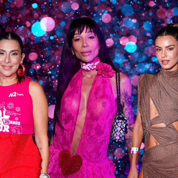 Maya Massafera choca com renda reveladora, Camila Queiroz exibe vestido sexy recortado e mais! Famosas brilham no camarote de Salvador; Veja fotos