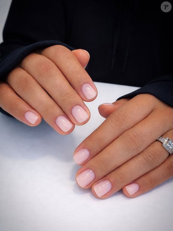 Unhas quadradas milky nails vão vir com tudo no Outono 2026: essa cor deixa aquele ar de mão limpa e bem cuidada.