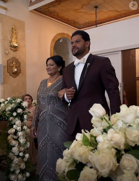 Hulk entrou com a mãe, usando um terno da Prada