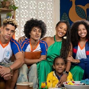 Sheron Menezzes é a protagonista Bela em 'Por Você', novela da TV Globo em que a médica decide assumir os quatro filhos de Juli, personagem de Lucy Ramos, após a morte da amiga em um acidente de carro