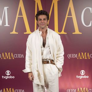 Evento de lançamento da novela 'Quem Ama Cuida', Chay Suede comentou que costuma associar perfumes aos personagens que interpreta, embora isso nem sempre aconteça