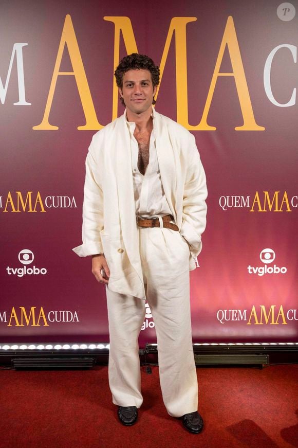 Evento de lançamento da novela 'Quem Ama Cuida', Chay Suede comentou que costuma associar perfumes aos personagens que interpreta, embora isso nem sempre aconteça