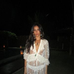 O vestido usado por Bruna Marquezine no Réveillon pertence à coleção Chloé S/S 26 e foi apresentado como o look 22 do desfile da grife francesa