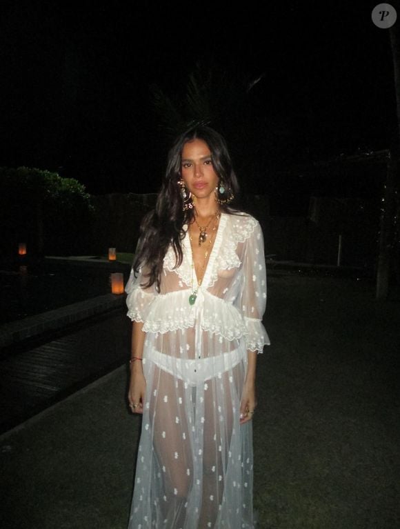O vestido usado por Bruna Marquezine no Réveillon pertence à coleção Chloé S/S 26 e foi apresentado como o look 22 do desfile da grife francesa