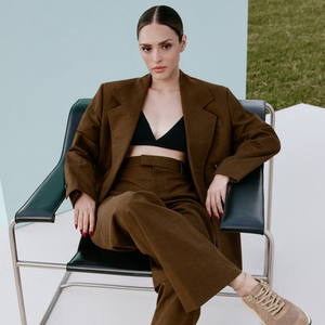 Entrevista | 'Naiane é excesso, eu sou contenção', compara Isabelle Drummond sobre looks da vilã patricinha de 'Coração Acelerado'; atriz conta o que jamais usaria na vida real