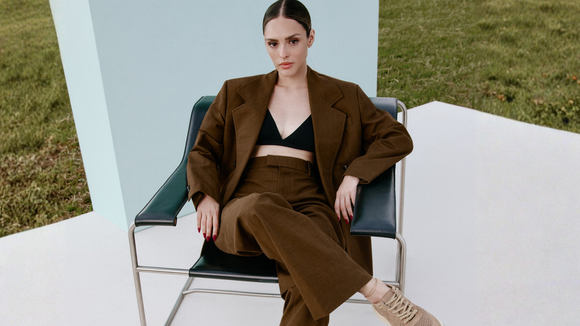 Entrevista | 'Naiane é excesso, eu sou contenção', compara Isabelle Drummond sobre looks da vilã patricinha de 'Coração Acelerado'; atriz conta o que jamais usaria na vida real