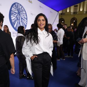 Lucy Alves: Visual moderno de alfaiataria composto por uma camisa social branca oversized com pontas alongadas e fendas nas mangas compridas. A peça foi usada por dentro de uma calça social preta de cintura alta com pregas, finalizada com sapatos de bico quadrado envernizados