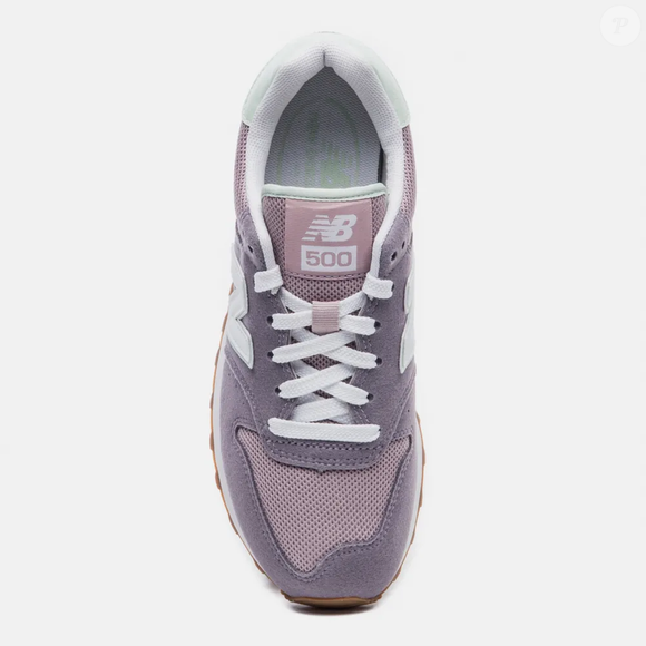 Com design limpo e tom pastel, o New Balance 500v2 se aproxima da estética de um sapato de escritório, mas com muito mais conforto