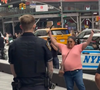 A suspeita do ataque na Times Square foi identificada pela polícia como Pamela Cisneros, de 49 anos. Segundo a Reuters, reproduzida pela CNN Brasil, ela morreu na segunda-feira (31), enquanto policiais respondiam à ocorrência