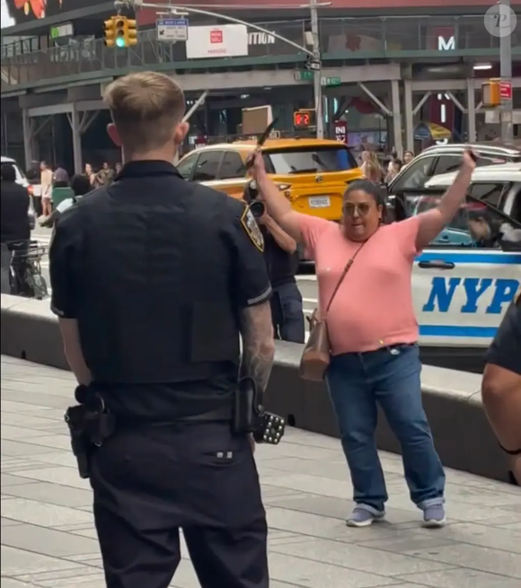 A suspeita do ataque na Times Square foi identificada pela polícia como Pamela Cisneros, de 49 anos. Segundo a Reuters, reproduzida pela CNN Brasil, ela morreu na segunda-feira (31), enquanto policiais respondiam à ocorrência