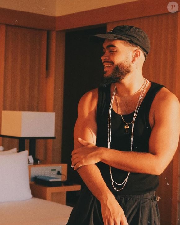 Com um 'novo corpo', Francisco Gil passou a experimentar outros looks, como a regata