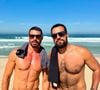 Cauã Reymond e Ricardo Teodoro colocam corpo para jogo em fotos sensuais de sunga na praia