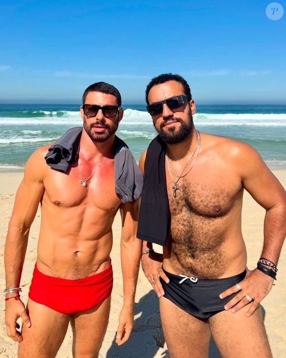 Cauã Reymond e Ricardo Teodoro colocam corpo para jogo em fotos sensuais de sunga na praia