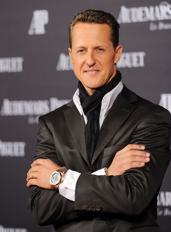 Segundo o amigo de Michael Schumacher, ex-piloto pode se sentar e fazer contato visual
