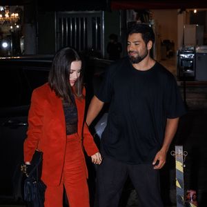 Quando desceu do carro, Sandy surpreendeu ao surgir com o namorado Pedro Andrade