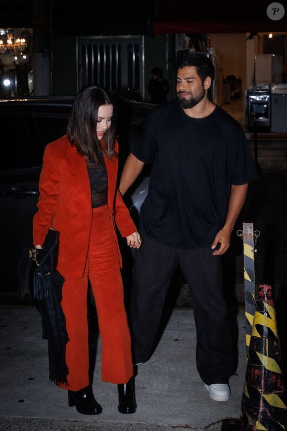 Quando desceu do carro, Sandy surpreendeu ao surgir com o namorado Pedro Andrade