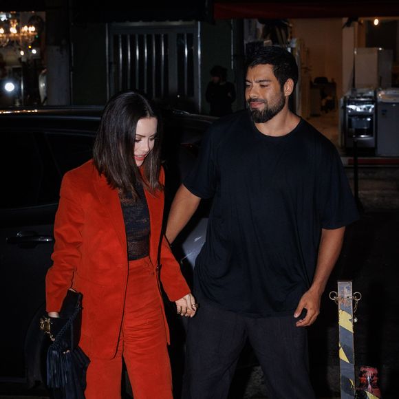 Quando desceu do carro, Sandy surpreendeu ao surgir com o namorado Pedro Andrade