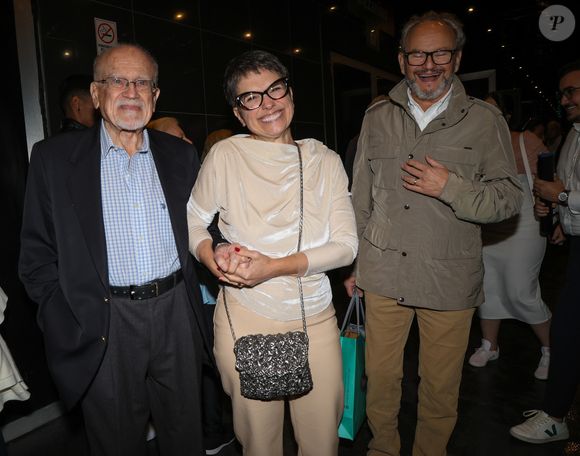 Sandra Annenberg fez raríssima aparição com o pai, Alexandre Annenberg Neto, e o marido, Ernesto Paglia, ao prestigiarem show de Roberto Carlos