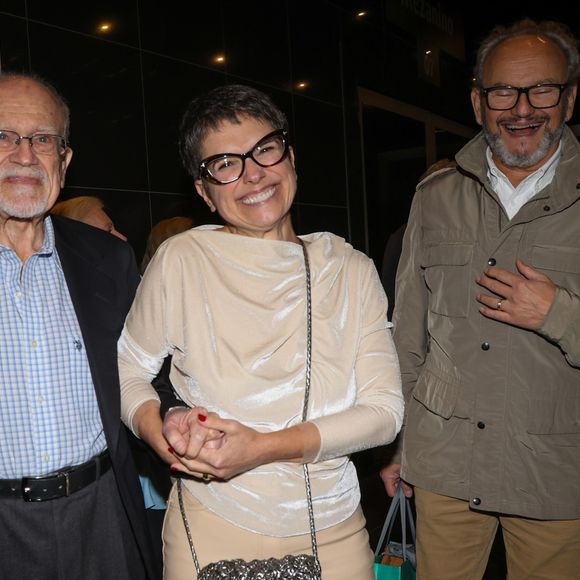 Sandra Annenberg fez raríssima aparição com o pai, Alexandre Annenberg Neto, e o marido, Ernesto Paglia, ao prestigiarem show de Roberto Carlos