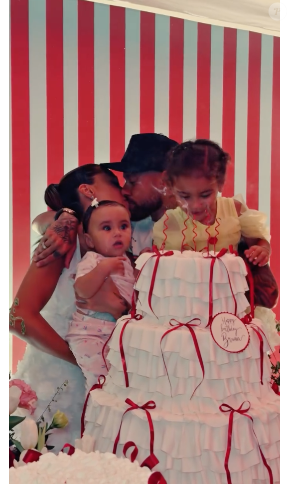 Bruna Biancardi e Neymar trocaram declarações de amor durante a festa e a modelo se mostrou muito feliz