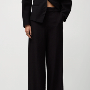 A calça soltinha da Renner aposta em conforto, cintura marcada e visual minimalista para criar produções elegantes no dia a dia. Preço: R$ 125,90