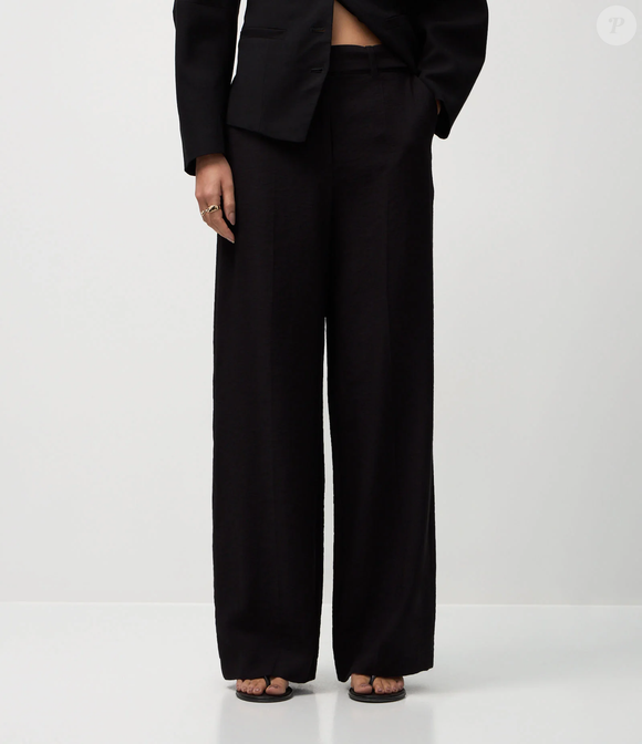 A calça soltinha da Renner aposta em conforto, cintura marcada e visual minimalista para criar produções elegantes no dia a dia. Preço: R$ 125,90