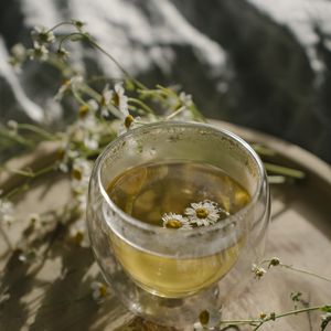 O chá de camomila e erva-cidreira tem efeito calmante e é ideal para tomar antes de dormir, mas também possui outros benefícios