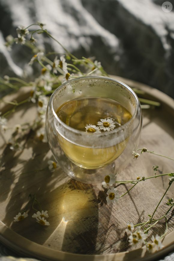 O chá de camomila e erva-cidreira tem efeito calmante e é ideal para tomar antes de dormir, mas também possui outros benefícios