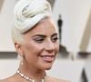 Com vestido preto da Alexander McQueen, Lady Gaga apostou em styling minimalista para destacar a joia milionária