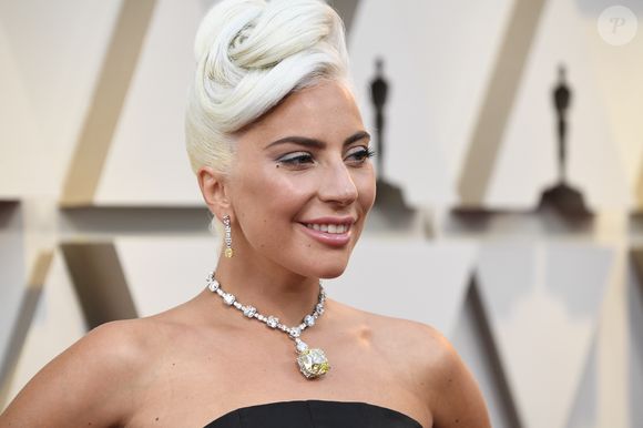Com vestido preto da Alexander McQueen, Lady Gaga apostou em styling minimalista para destacar a joia milionária