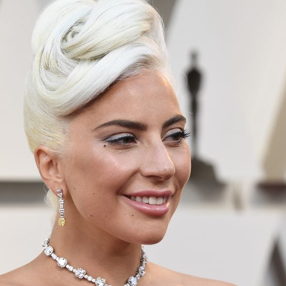 Com vestido preto da Alexander McQueen, Lady Gaga apostou em styling minimalista para destacar a joia milionária