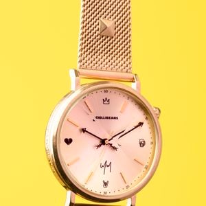 Modelos da nova coleção Marília Mendonça x Chilli Beans têm designs inspirados nas músicas, símbolos e no estilo marcante da Rainha do Sertanejo